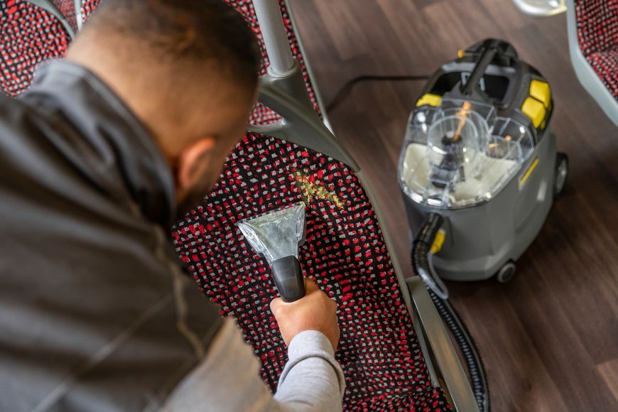 Пилосос миючий KARCHER Puzzi 8/1 для чищення мяких меблів та видалення плям з текстильних поверхонь 11002400 1.100-240.0 фото