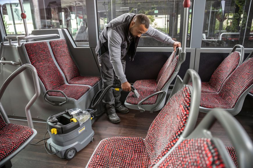 Пилосос миючий KARCHER Puzzi 8/1 для чищення мяких меблів та видалення плям з текстильних поверхонь 11002400 1.100-240.0 фото